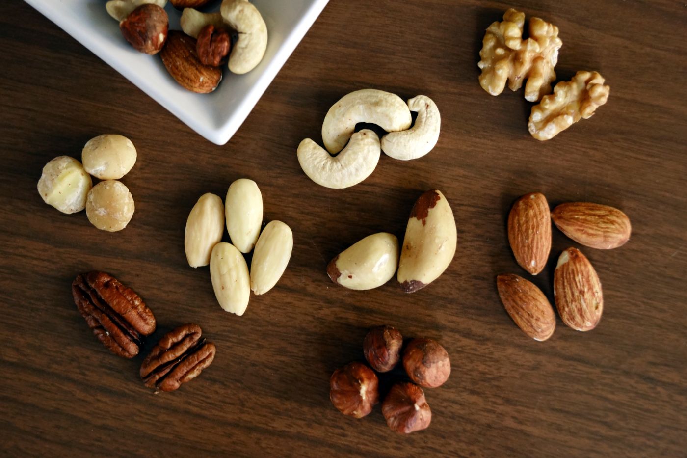 Selección de frutos secos sobre una mesa de madera